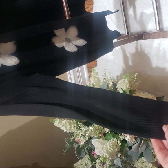 Nwt Aaeda black cardigan with white flowers - Picture 4 of 9